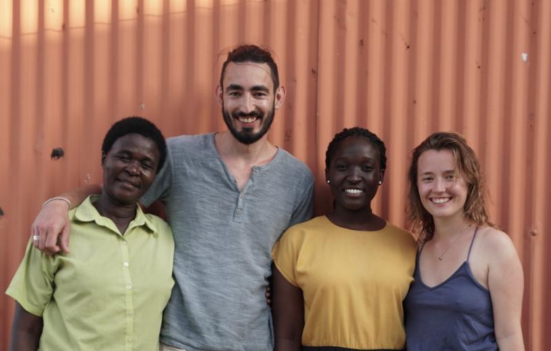 Foto: Die Projektinitiatoren Hannes von Wyl und Kaja Hochuli mit Martha Nyaranga (links) und einer weiteren Projektmitarbeiterin in Kenia.